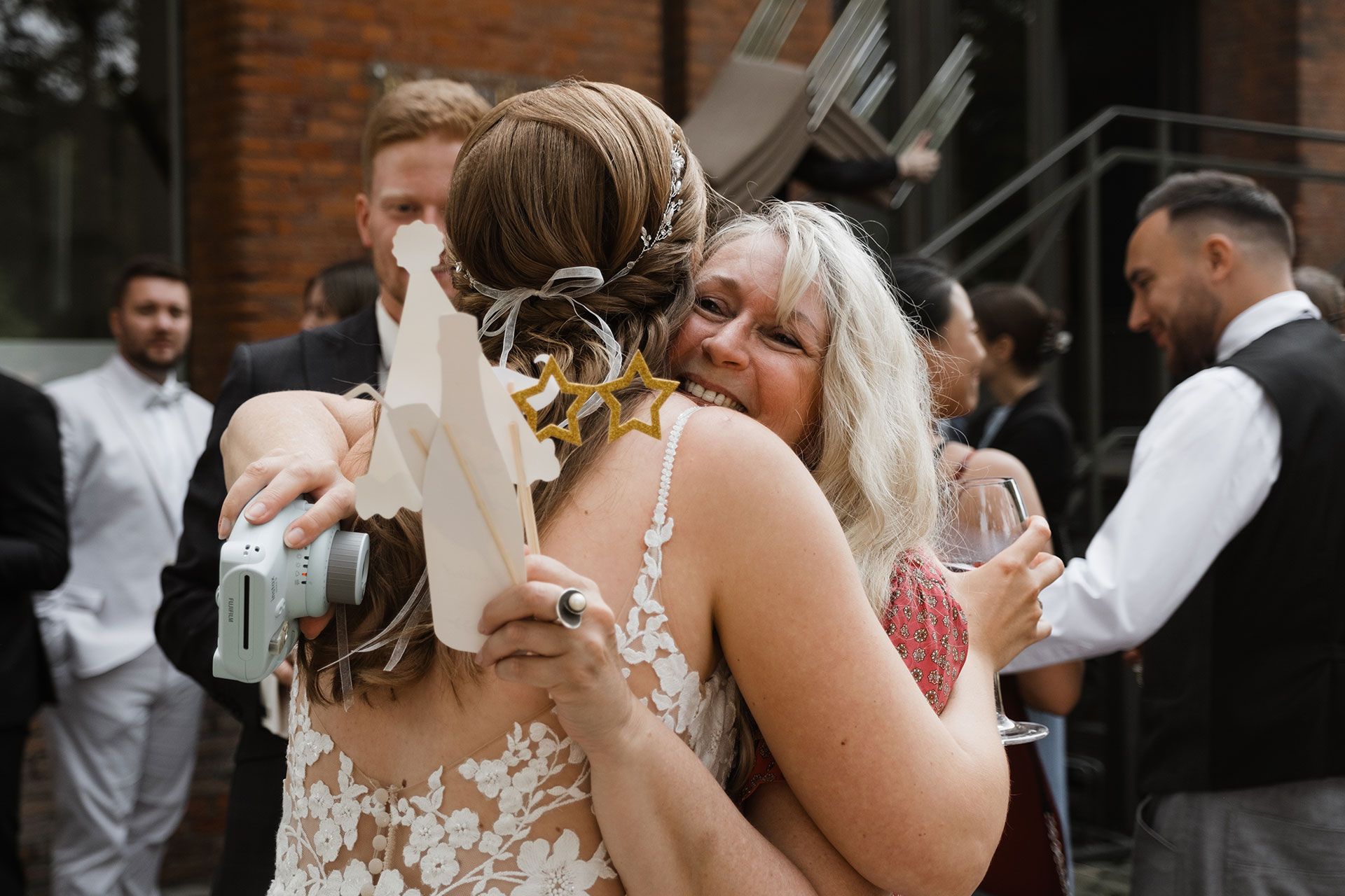 Braut wird von Ilona umarmt