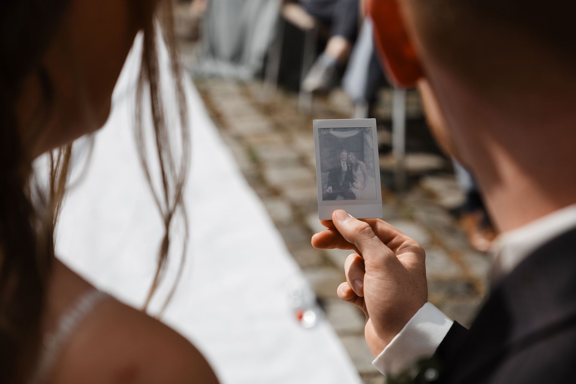 Brautpaar schaut auf Foto