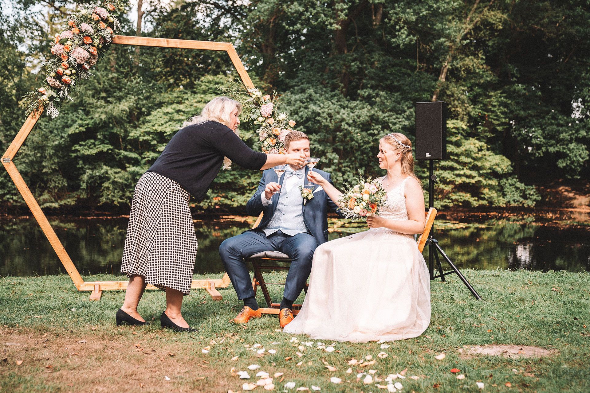 Ilona stößt mit Brautpaar an