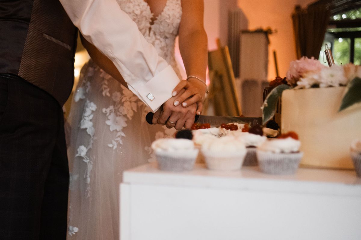 Brautpaar schneidet Torte